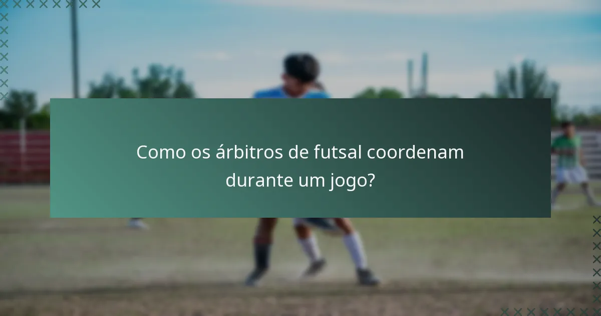 Como os árbitros de futsal coordenam durante um jogo?